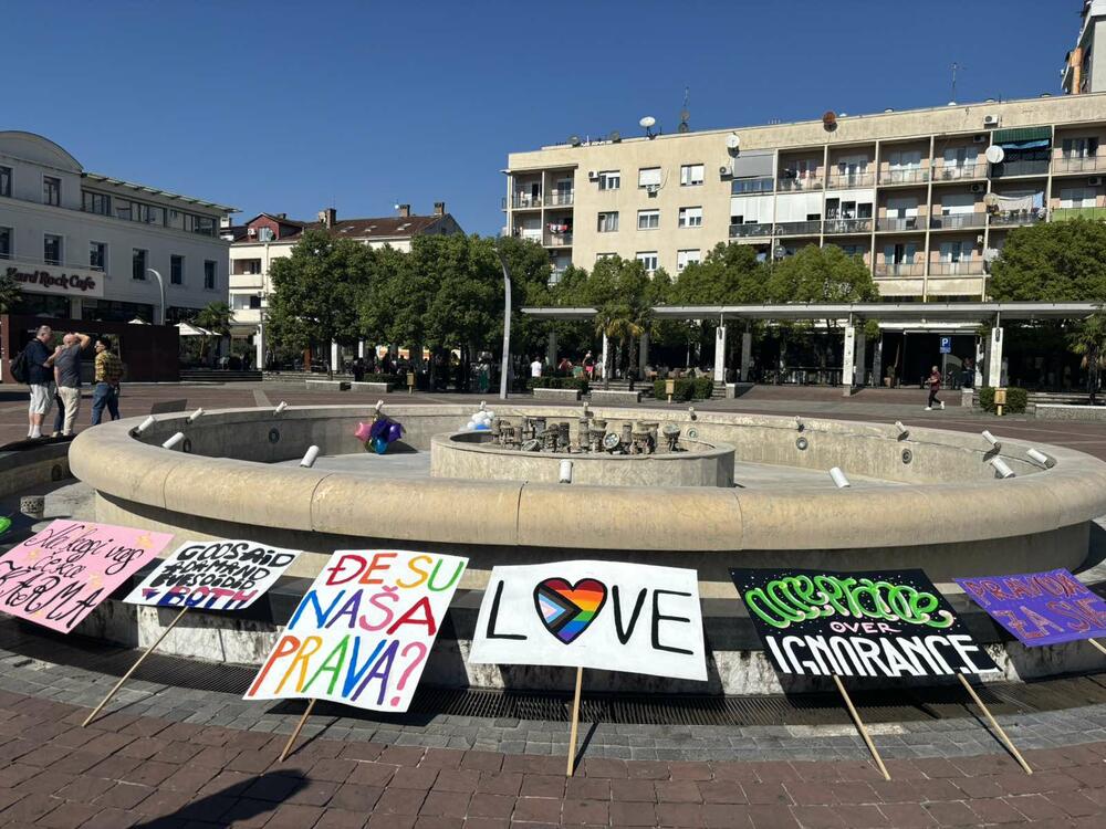 <p>Učesnici su počeli sa okupljanjem na Trgu nezavisnosti od 13 sati, nakon čega su planirani govori i šetnja gradskim ulicama</p>