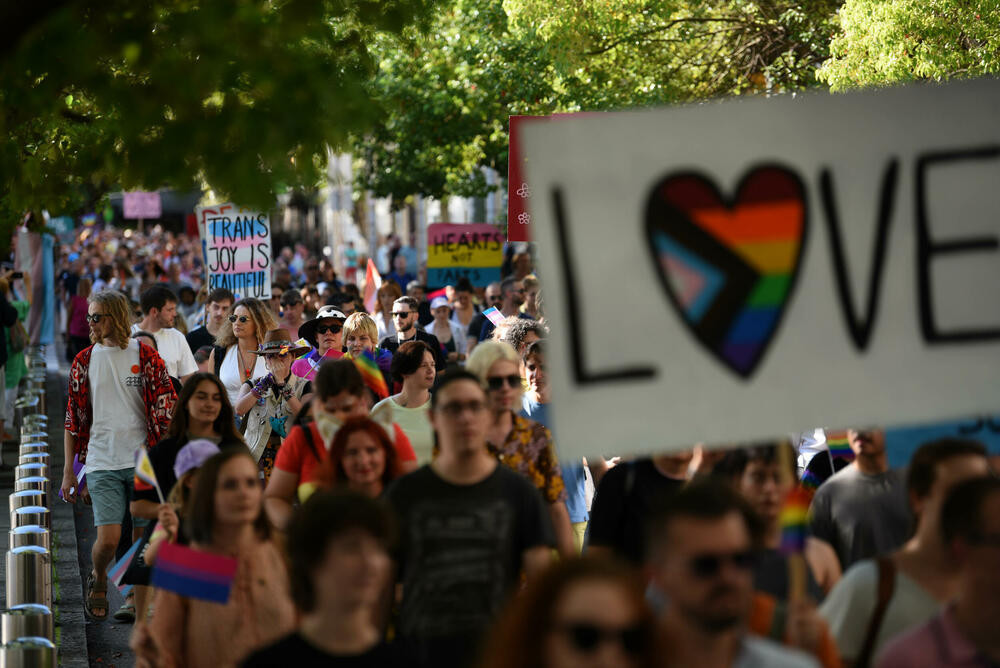 <p>Učesnici su počeli sa okupljanjem na Trgu nezavisnosti od 13 sati, nakon čega su planirani govori i šetnja gradskim ulicama</p>