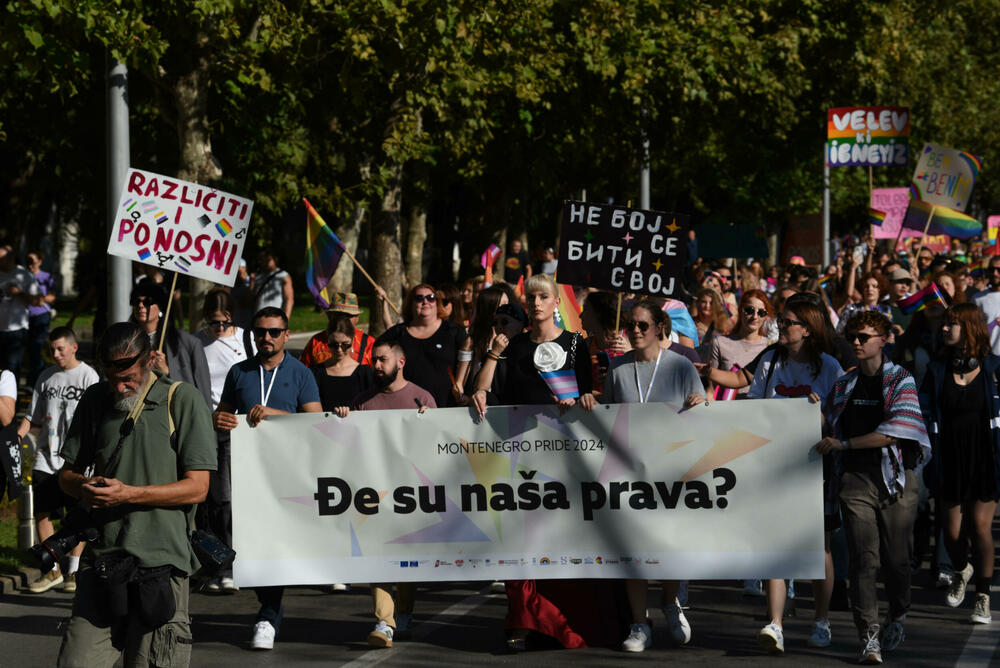 <p>Učesnici su počeli sa okupljanjem na Trgu nezavisnosti od 13 sati, nakon čega su planirani govori i šetnja gradskim ulicama</p>