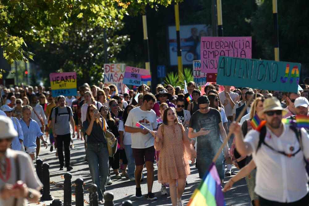 <p>Učesnici su počeli sa okupljanjem na Trgu nezavisnosti od 13 sati, nakon čega su planirani govori i šetnja gradskim ulicama</p>