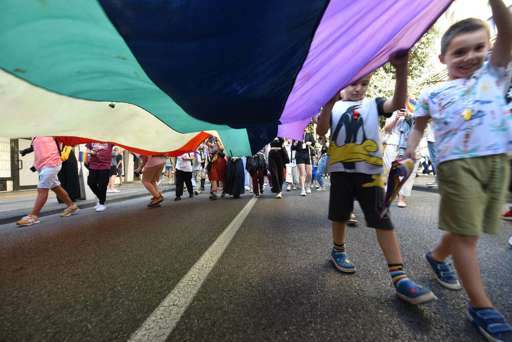 <p>Učesnici su počeli sa okupljanjem na Trgu nezavisnosti od 13 sati, nakon čega su planirani govori i šetnja gradskim ulicama</p>