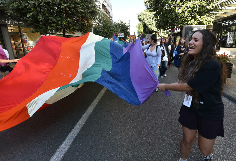 <p>Učesnici su počeli sa okupljanjem na Trgu nezavisnosti od 13 sati, nakon čega su planirani govori i šetnja gradskim ulicama</p>