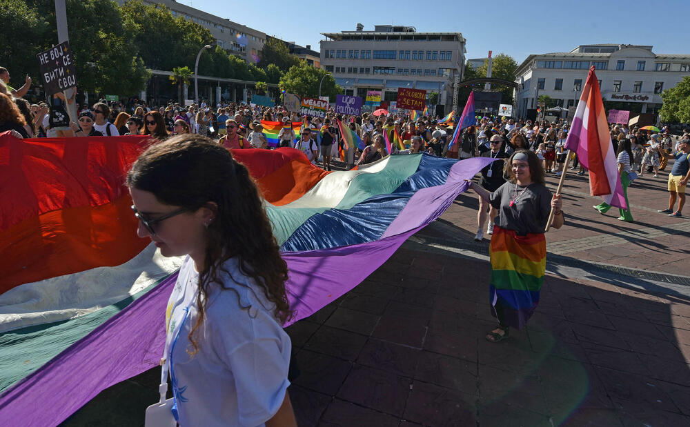 <p>Učesnici su počeli sa okupljanjem na Trgu nezavisnosti od 13 sati, nakon čega su planirani govori i šetnja gradskim ulicama</p>