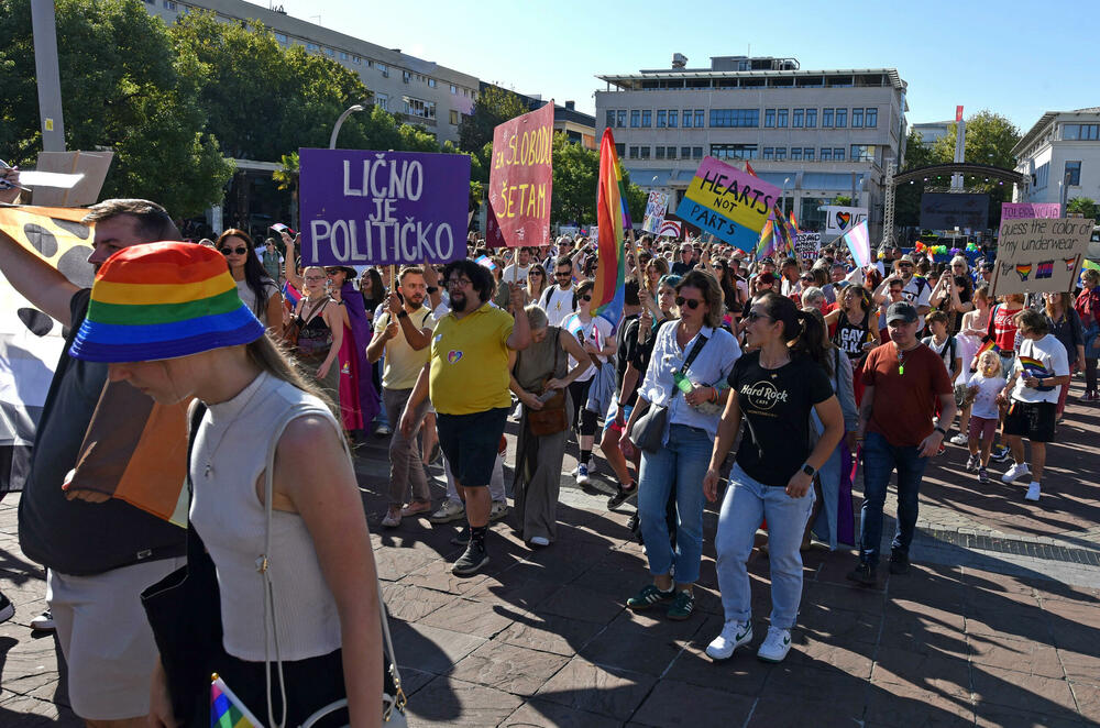 <p>Učesnici su počeli sa okupljanjem na Trgu nezavisnosti od 13 sati, nakon čega su planirani govori i šetnja gradskim ulicama</p>