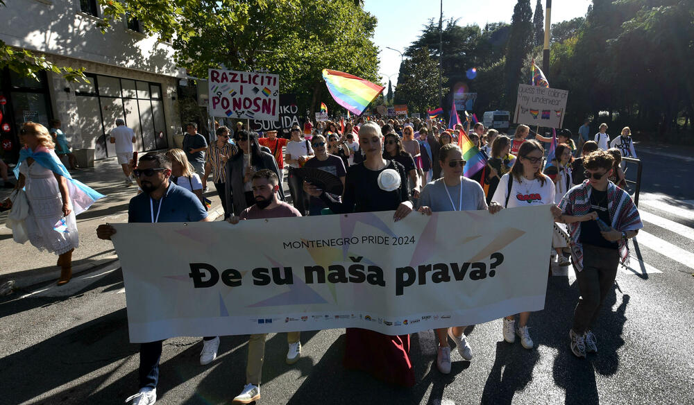 <p>Učesnici su počeli sa okupljanjem na Trgu nezavisnosti od 13 sati, nakon čega su planirani govori i šetnja gradskim ulicama</p>