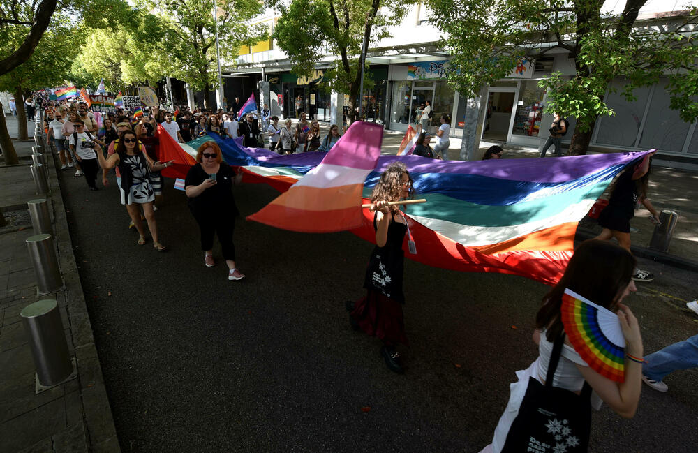 <p>Učesnici su počeli sa okupljanjem na Trgu nezavisnosti od 13 sati, nakon čega su planirani govori i šetnja gradskim ulicama</p>