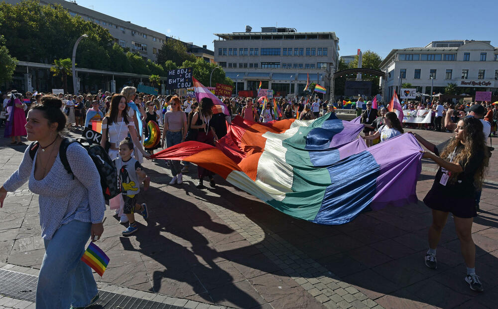 <p>Učesnici su počeli sa okupljanjem na Trgu nezavisnosti od 13 sati, nakon čega su planirani govori i šetnja gradskim ulicama</p>