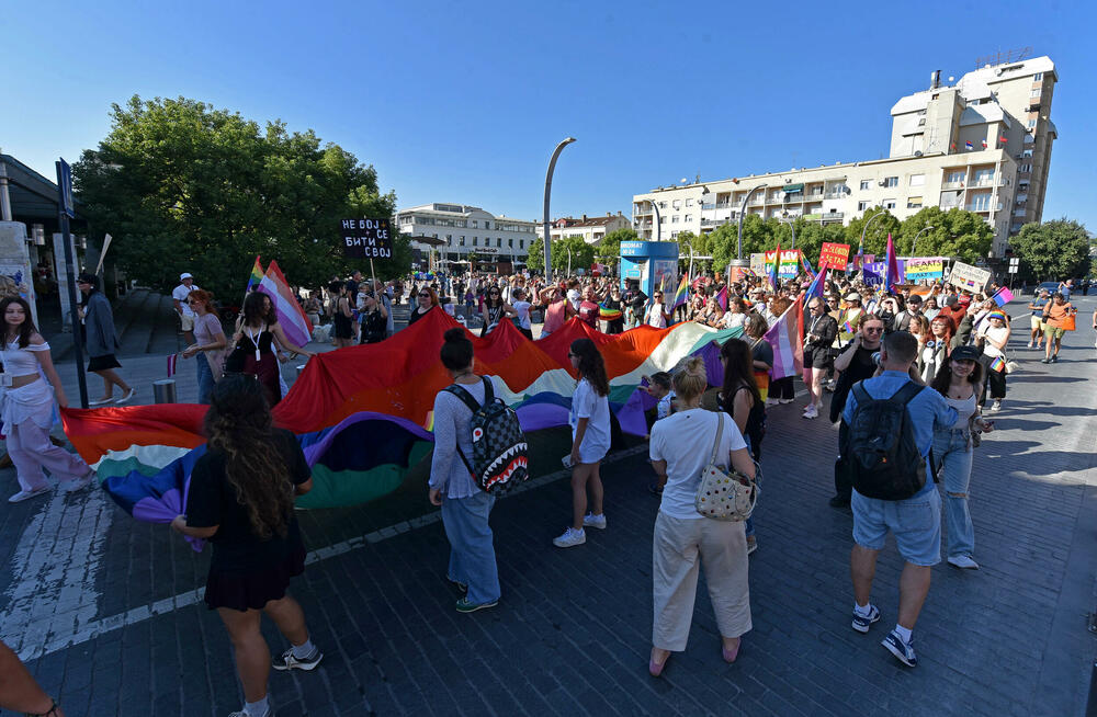 <p>Učesnici su počeli sa okupljanjem na Trgu nezavisnosti od 13 sati, nakon čega su planirani govori i šetnja gradskim ulicama</p>