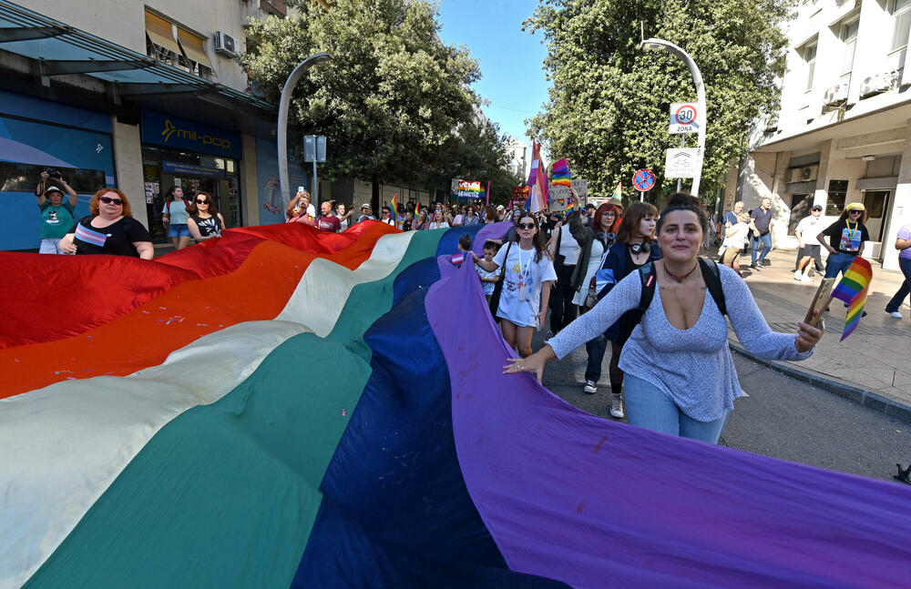 <p>Učesnici su počeli sa okupljanjem na Trgu nezavisnosti od 13 sati, nakon čega su planirani govori i šetnja gradskim ulicama</p>