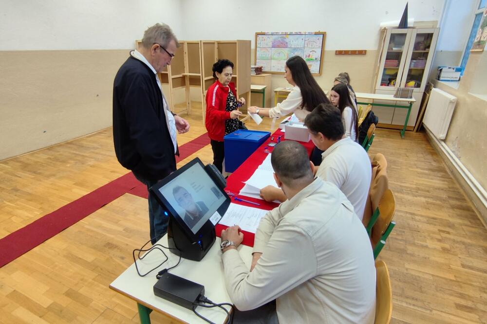 Sa biračkog mjesta OŠ "Savo Pejanović" u Podgorici, Foto: Slađan Fatić