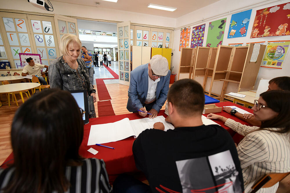 Sa biračkog mjesta OŠ "Savo Pejanović" u Podgorici, Foto: Boris Pejović