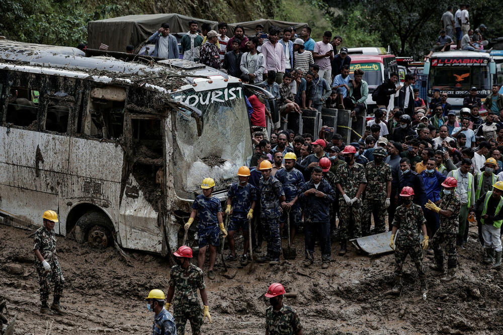 Spasioci izvlače tijela sa klizišta u Nepalu, Foto: REUTERS