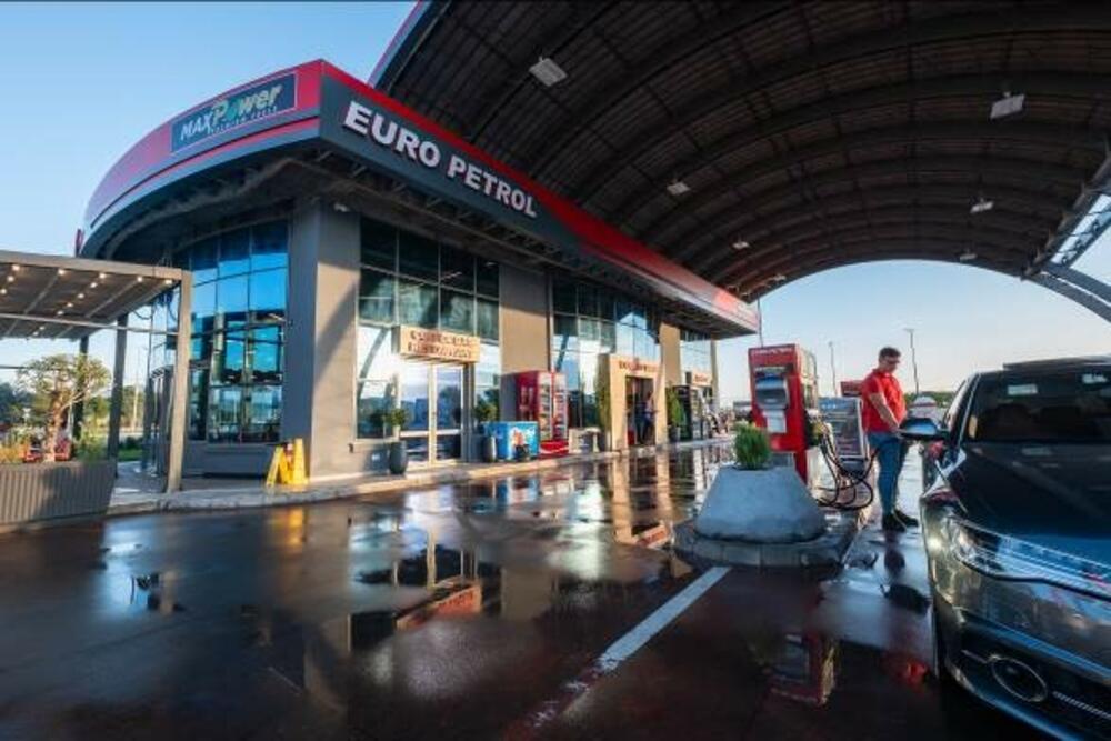 <p><em>Euro Petrol je pored express shop-a proširio svoju ponudu na benzinskoj pumpi na Starom Aerodromu, otvaranjem novog caffe bar-a i exspress restorana pod nazivom "Kitchen mEat"(koji danas počinje sa radom). </em></p>