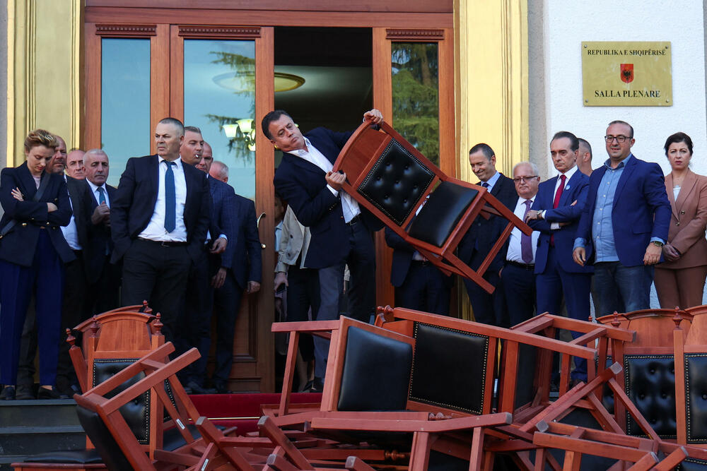 <p>Pripadnici službe bezbjednosti su brzo ugasili požar</p>