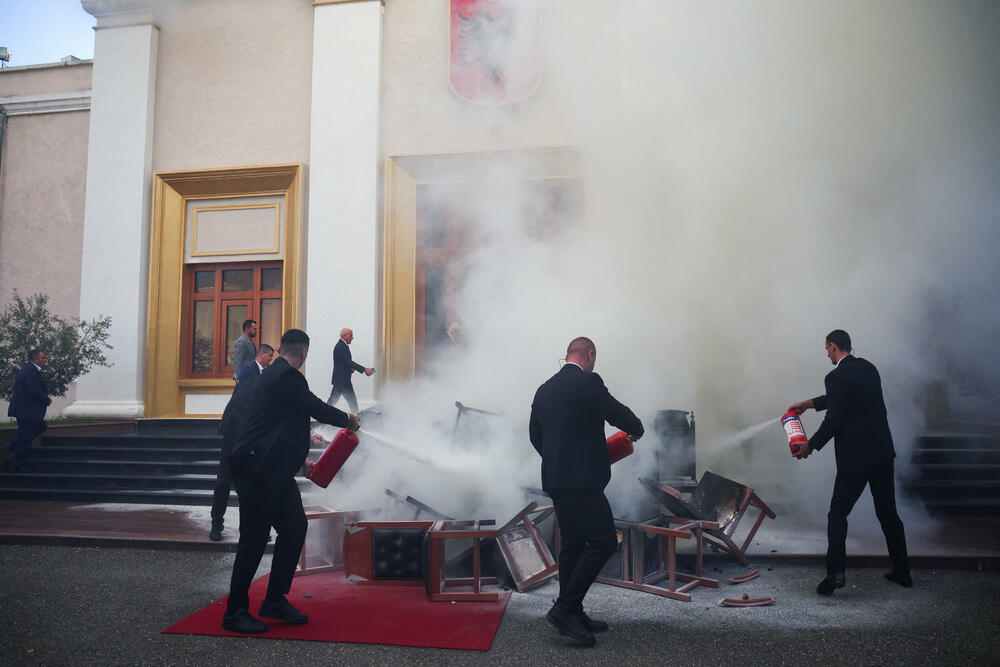 <p>Pripadnici službe bezbjednosti su brzo ugasili požar</p>