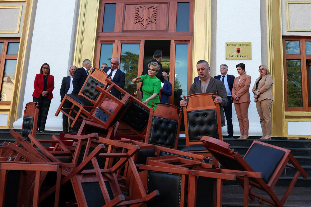 <p>Pripadnici službe bezbjednosti su brzo ugasili požar</p>