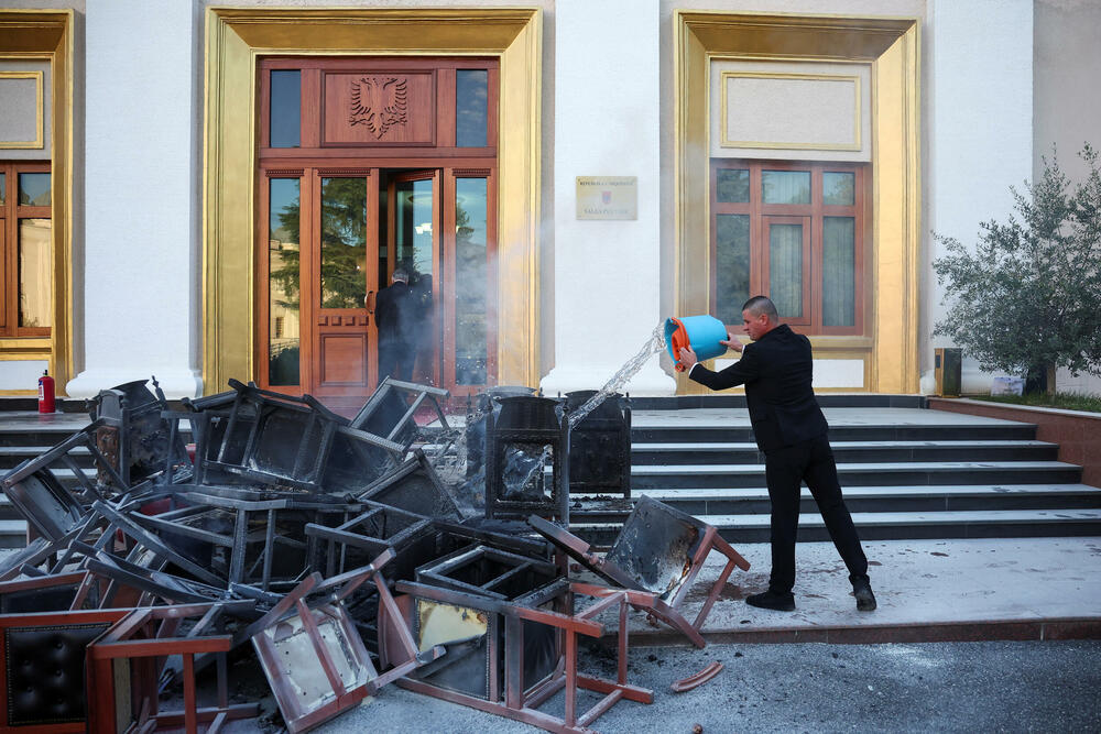 <p>Pripadnici službe bezbjednosti su brzo ugasili požar</p>