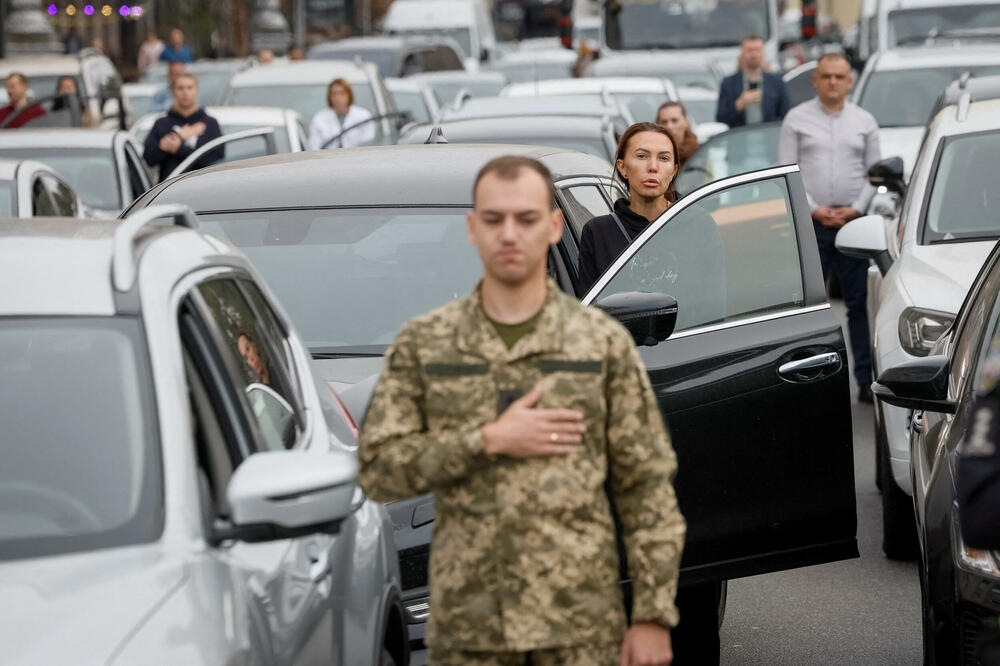 Građani Kijeva stoje tokom minuta ćutnje na Dan branilaca, Foto: REUTERS