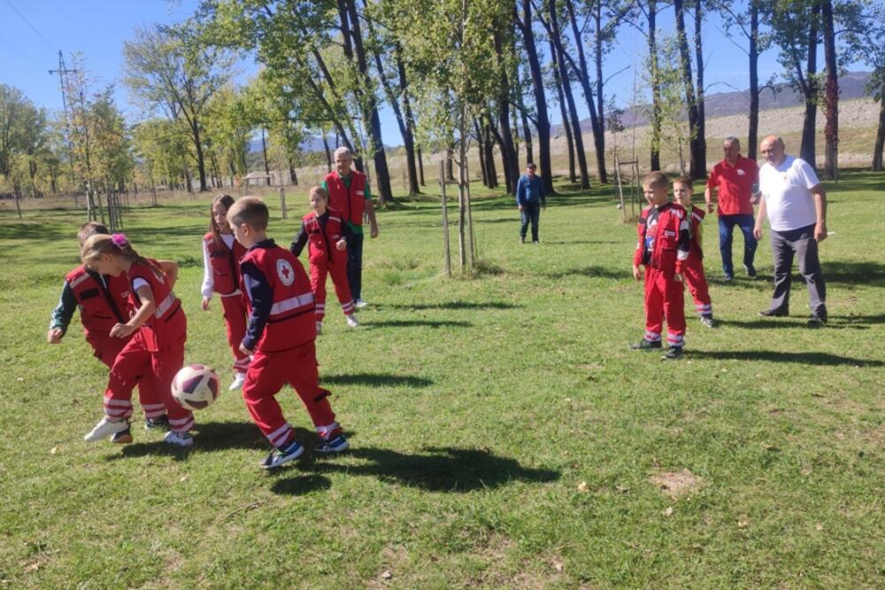 Fudbalska utakmica između podmlatka Crvenog krsta i članova Kluba za starija lica, Foto: Svetlana Mandić