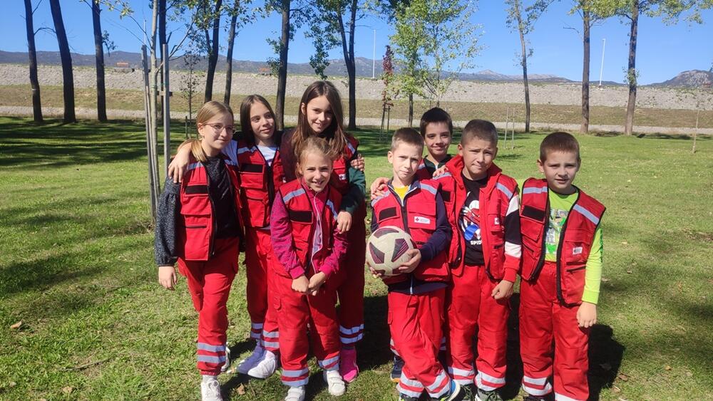 <p>"Svake godine obilježimo Međunarodni dan starih. Ali mi to ne radimo samo ovog dana, već svakog dana u godini. Kroz različite programe trudimo se da što više damo prostora starojoj populaciji koja je, rekla bih, zapostavljena", kazala je Ana Macanović, sekretarka nikšićkog Crvenog krsta</p>