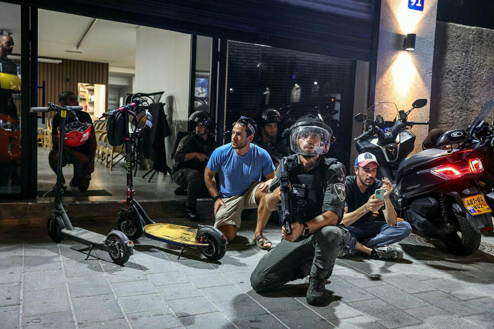 Policija i građani u blizini mjesta napada, Foto: Reuters