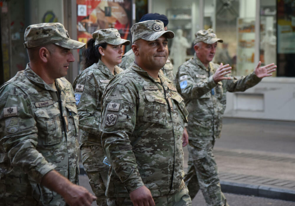 <p>Ministarstvo odbrane (MOD) i Vojska Crne Gore (VCG) organizovali su humanitarni marš sa ciljem podrške Centru za ranu razvoj Kliničkog centra (KCCG), u susret proslavi 7. oktobra – Dana VCG. Maršuta je vodila od Trga nezavisnosti do zgrade Centra za rani razvoj na Zabjelu. Građani mogu da doniraju sredstva za podršku Centru za rani razvoj uplatom na žiro račun Kliničkog centra Crne Gore (530-1866-41) uz naznaku "Vojska Crne Gore Centru za rani razvoj".</p>