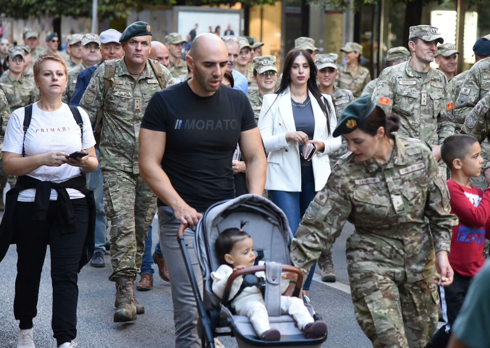 <p>Ministarstvo odbrane (MOD) i Vojska Crne Gore (VCG) organizovali su humanitarni marš sa ciljem podrške Centru za ranu razvoj Kliničkog centra (KCCG), u susret proslavi 7. oktobra – Dana VCG. Maršuta je vodila od Trga nezavisnosti do zgrade Centra za rani razvoj na Zabjelu. Građani mogu da doniraju sredstva za podršku Centru za rani razvoj uplatom na žiro račun Kliničkog centra Crne Gore (530-1866-41) uz naznaku "Vojska Crne Gore Centru za rani razvoj".</p>