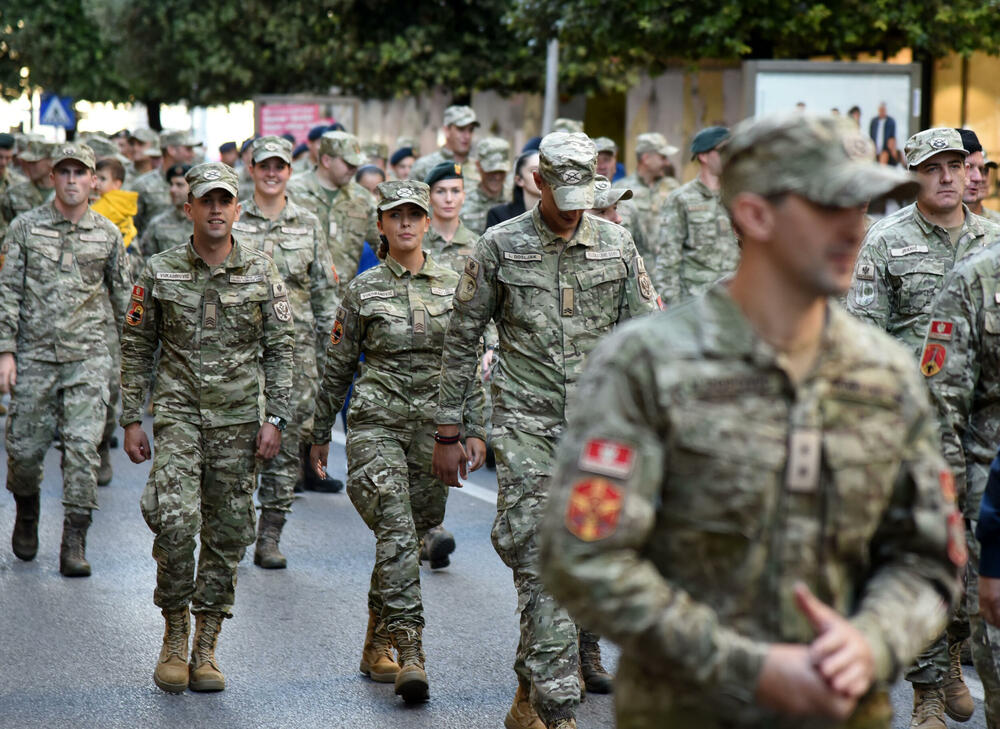 <p>Ministarstvo odbrane (MOD) i Vojska Crne Gore (VCG) organizovali su humanitarni marš sa ciljem podrške Centru za ranu razvoj Kliničkog centra (KCCG), u susret proslavi 7. oktobra – Dana VCG. Maršuta je vodila od Trga nezavisnosti do zgrade Centra za rani razvoj na Zabjelu. Građani mogu da doniraju sredstva za podršku Centru za rani razvoj uplatom na žiro račun Kliničkog centra Crne Gore (530-1866-41) uz naznaku "Vojska Crne Gore Centru za rani razvoj".</p>