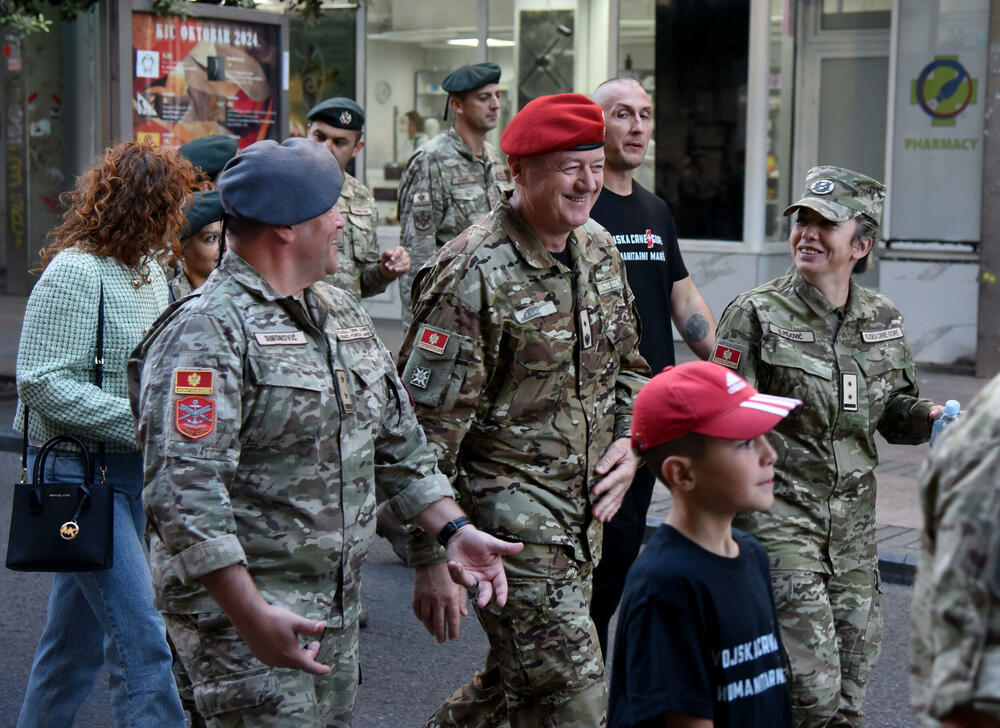 <p>Ministarstvo odbrane (MOD) i Vojska Crne Gore (VCG) organizovali su humanitarni marš sa ciljem podrške Centru za ranu razvoj Kliničkog centra (KCCG), u susret proslavi 7. oktobra – Dana VCG. Maršuta je vodila od Trga nezavisnosti do zgrade Centra za rani razvoj na Zabjelu. Građani mogu da doniraju sredstva za podršku Centru za rani razvoj uplatom na žiro račun Kliničkog centra Crne Gore (530-1866-41) uz naznaku "Vojska Crne Gore Centru za rani razvoj".</p>