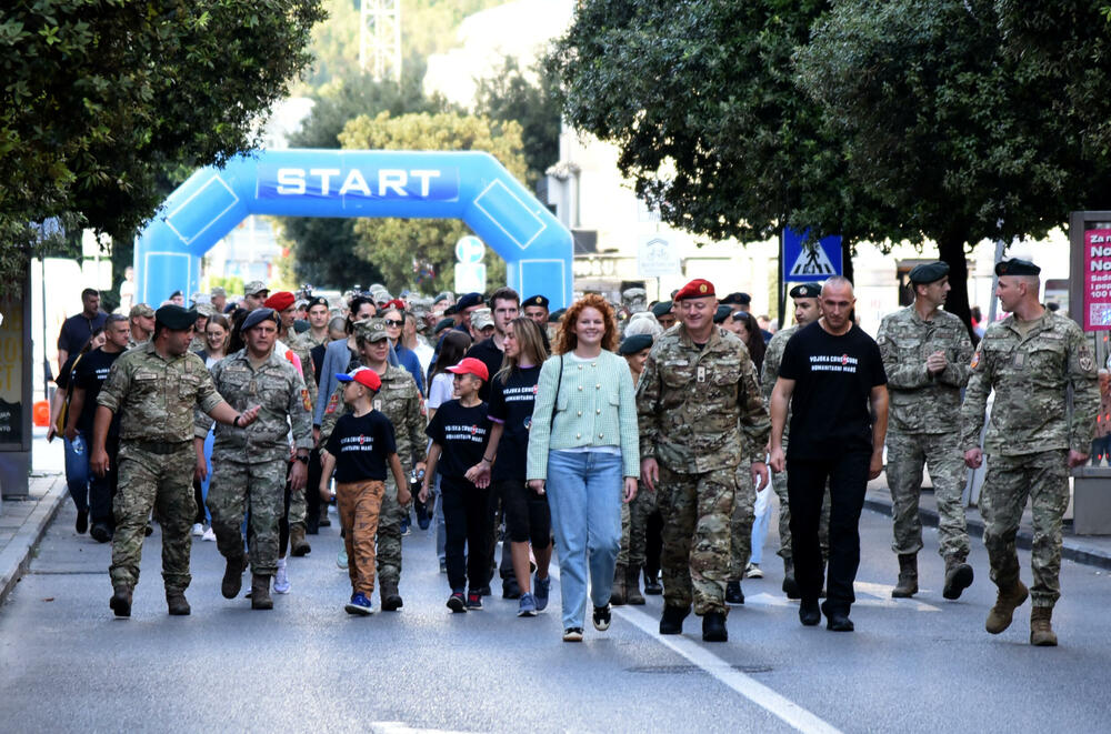 <p>Ministarstvo odbrane (MOD) i Vojska Crne Gore (VCG) organizovali su humanitarni marš sa ciljem podrške Centru za ranu razvoj Kliničkog centra (KCCG), u susret proslavi 7. oktobra – Dana VCG. Maršuta je vodila od Trga nezavisnosti do zgrade Centra za rani razvoj na Zabjelu. Građani mogu da doniraju sredstva za podršku Centru za rani razvoj uplatom na žiro račun Kliničkog centra Crne Gore (530-1866-41) uz naznaku "Vojska Crne Gore Centru za rani razvoj".</p>