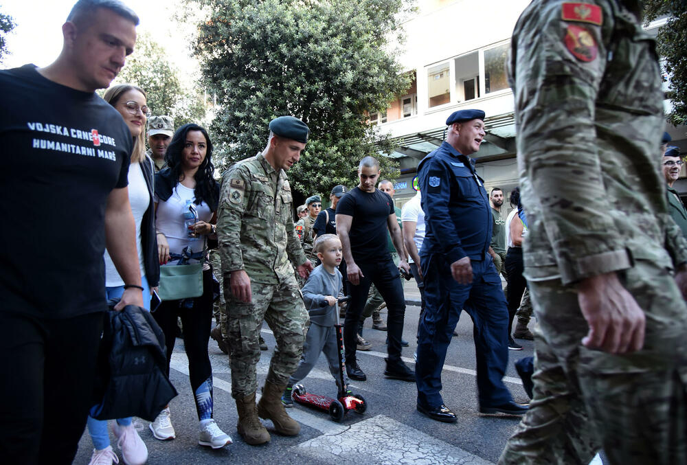 <p>Ministarstvo odbrane (MOD) i Vojska Crne Gore (VCG) organizovali su humanitarni marš sa ciljem podrške Centru za ranu razvoj Kliničkog centra (KCCG), u susret proslavi 7. oktobra – Dana VCG. Maršuta je vodila od Trga nezavisnosti do zgrade Centra za rani razvoj na Zabjelu. Građani mogu da doniraju sredstva za podršku Centru za rani razvoj uplatom na žiro račun Kliničkog centra Crne Gore (530-1866-41) uz naznaku "Vojska Crne Gore Centru za rani razvoj".</p>