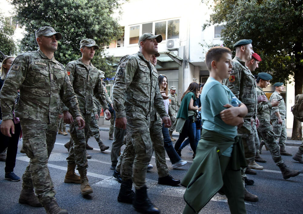 <p>Ministarstvo odbrane (MOD) i Vojska Crne Gore (VCG) organizovali su humanitarni marš sa ciljem podrške Centru za ranu razvoj Kliničkog centra (KCCG), u susret proslavi 7. oktobra – Dana VCG. Maršuta je vodila od Trga nezavisnosti do zgrade Centra za rani razvoj na Zabjelu. Građani mogu da doniraju sredstva za podršku Centru za rani razvoj uplatom na žiro račun Kliničkog centra Crne Gore (530-1866-41) uz naznaku "Vojska Crne Gore Centru za rani razvoj".</p>