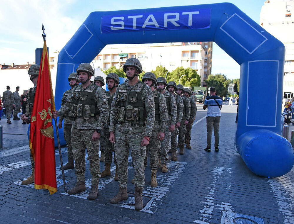 <p>Ministarstvo odbrane (MOD) i Vojska Crne Gore (VCG) organizovali su humanitarni marš sa ciljem podrške Centru za ranu razvoj Kliničkog centra (KCCG), u susret proslavi 7. oktobra – Dana VCG. Maršuta je vodila od Trga nezavisnosti do zgrade Centra za rani razvoj na Zabjelu. Građani mogu da doniraju sredstva za podršku Centru za rani razvoj uplatom na žiro račun Kliničkog centra Crne Gore (530-1866-41) uz naznaku "Vojska Crne Gore Centru za rani razvoj".</p>