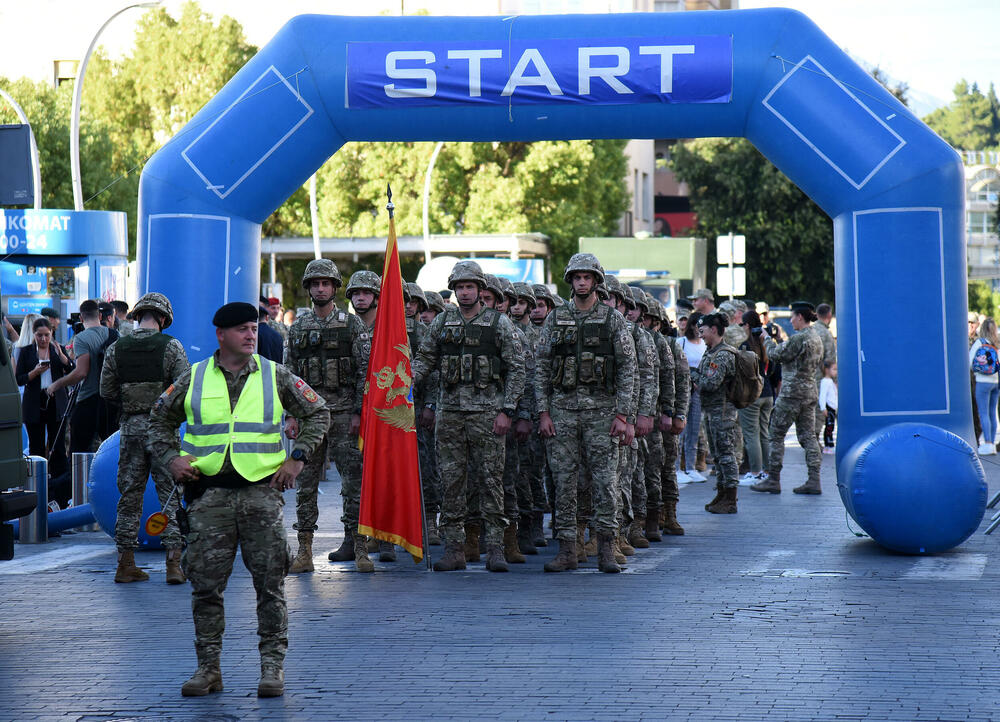 <p>Ministarstvo odbrane (MOD) i Vojska Crne Gore (VCG) organizovali su humanitarni marš sa ciljem podrške Centru za ranu razvoj Kliničkog centra (KCCG), u susret proslavi 7. oktobra – Dana VCG. Maršuta je vodila od Trga nezavisnosti do zgrade Centra za rani razvoj na Zabjelu. Građani mogu da doniraju sredstva za podršku Centru za rani razvoj uplatom na žiro račun Kliničkog centra Crne Gore (530-1866-41) uz naznaku "Vojska Crne Gore Centru za rani razvoj".</p>