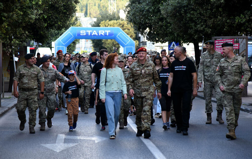 <p>Ministarstvo odbrane (MOD) i Vojska Crne Gore (VCG) organizovali su humanitarni marš sa ciljem podrške Centru za ranu razvoj Kliničkog centra (KCCG), u susret proslavi 7. oktobra – Dana VCG. Maršuta je vodila od Trga nezavisnosti do zgrade Centra za rani razvoj na Zabjelu. Građani mogu da doniraju sredstva za podršku Centru za rani razvoj uplatom na žiro račun Kliničkog centra Crne Gore (530-1866-41) uz naznaku "Vojska Crne Gore Centru za rani razvoj".</p>