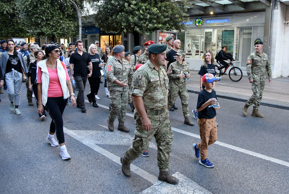 <p>Ministarstvo odbrane (MOD) i Vojska Crne Gore (VCG) organizovali su humanitarni marš sa ciljem podrške Centru za ranu razvoj Kliničkog centra (KCCG), u susret proslavi 7. oktobra – Dana VCG. Maršuta je vodila od Trga nezavisnosti do zgrade Centra za rani razvoj na Zabjelu. Građani mogu da doniraju sredstva za podršku Centru za rani razvoj uplatom na žiro račun Kliničkog centra Crne Gore (530-1866-41) uz naznaku "Vojska Crne Gore Centru za rani razvoj".</p>