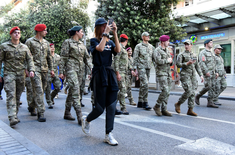 <p>Ministarstvo odbrane (MOD) i Vojska Crne Gore (VCG) organizovali su humanitarni marš sa ciljem podrške Centru za ranu razvoj Kliničkog centra (KCCG), u susret proslavi 7. oktobra – Dana VCG. Maršuta je vodila od Trga nezavisnosti do zgrade Centra za rani razvoj na Zabjelu. Građani mogu da doniraju sredstva za podršku Centru za rani razvoj uplatom na žiro račun Kliničkog centra Crne Gore (530-1866-41) uz naznaku "Vojska Crne Gore Centru za rani razvoj".</p>