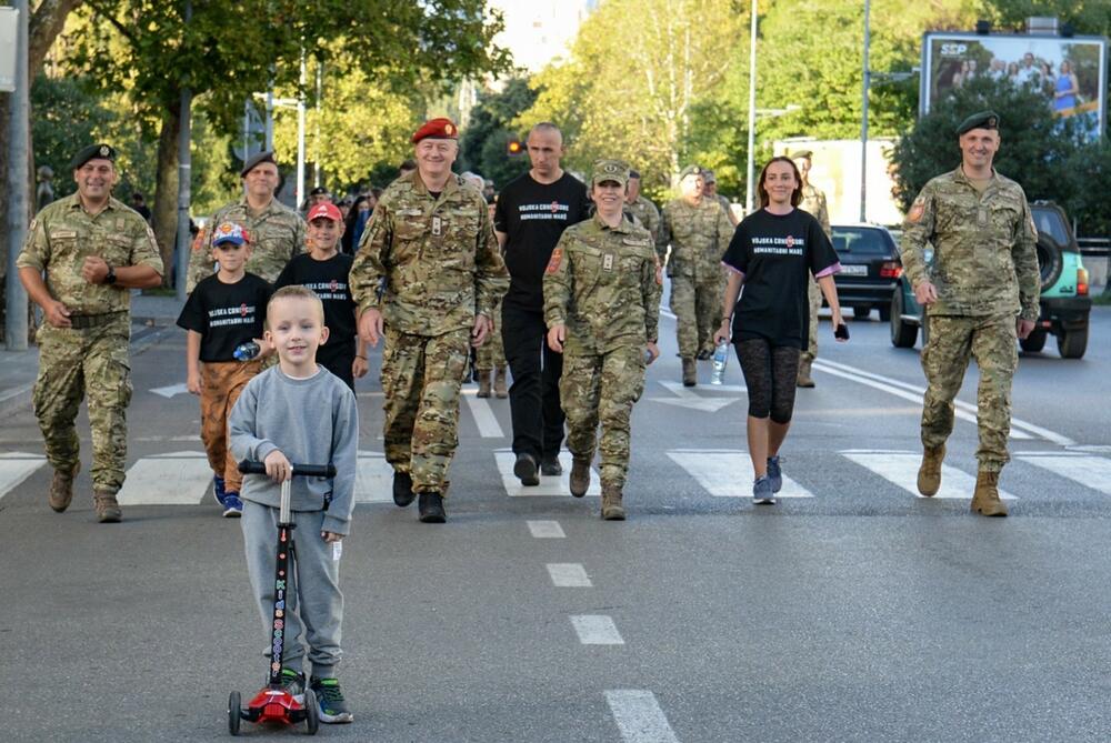 <p>Iz Ministarstva odbrane saopšteno da je humanitarni marš okupio više stotina vojnika, kao i njihove porodice i građane</p>