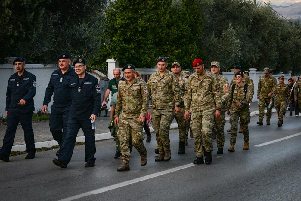 <p>Iz Ministarstva odbrane saopšteno da je humanitarni marš okupio više stotina vojnika, kao i njihove porodice i građane</p>