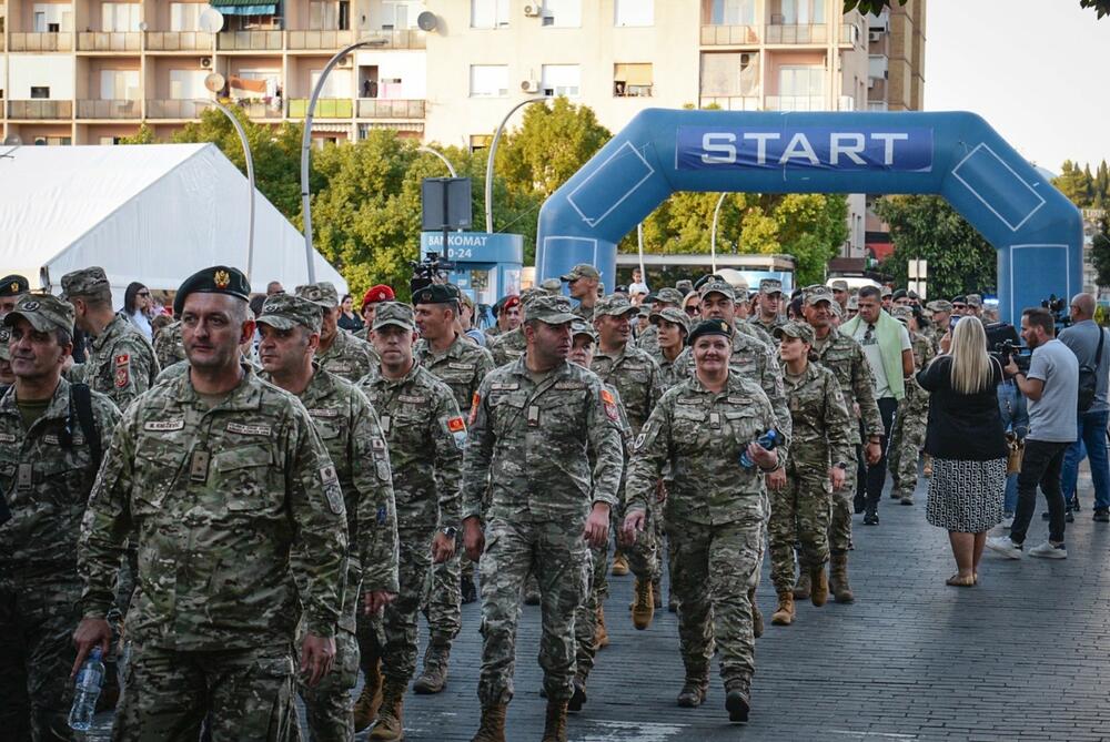 <p>Iz Ministarstva odbrane saopšteno da je humanitarni marš okupio više stotina vojnika, kao i njihove porodice i građane</p>