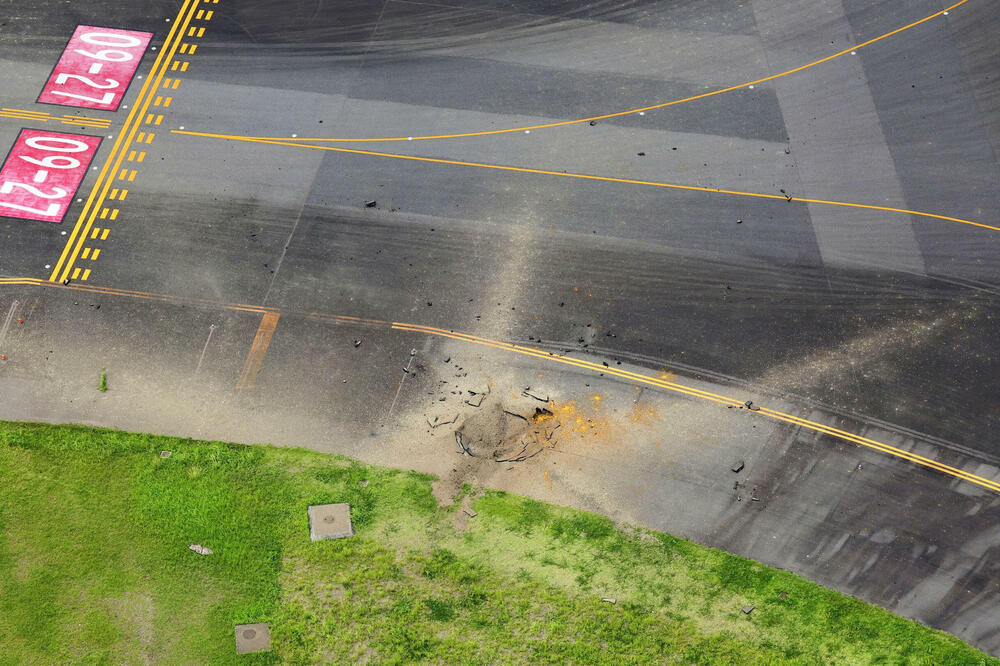 Krater nastao detonacijom bombe teške oko 220 kilograma, Foto: Reuters