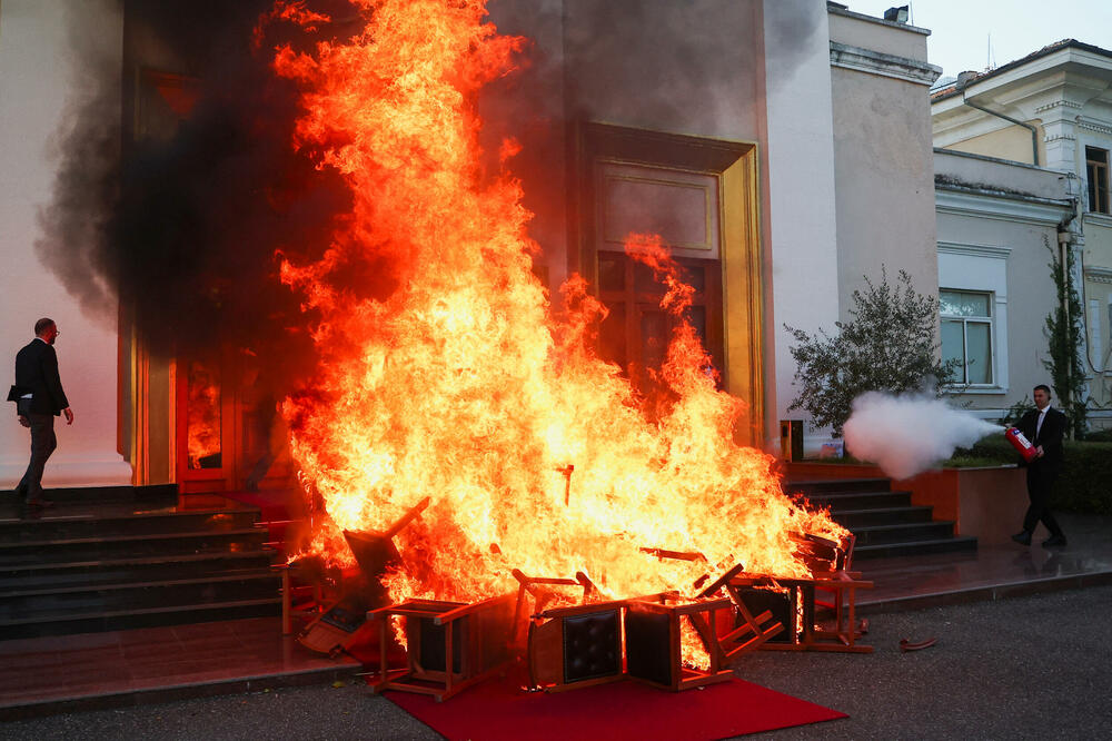 Opozicija u ponedjeljak zapalila stolice ispred parlamenta, Foto: REUTERS