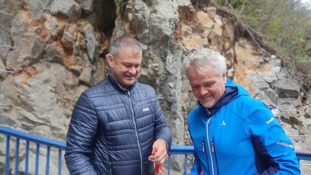 <p>Via ferrata Piva se nalazi u blizini mosta preko rijeke Pive, okružena kanjonom, na izuzetno atraktivnoj lokaciji, a prilagođena je potrebama svih turista, djelimično je pogodna i za djecu</p>