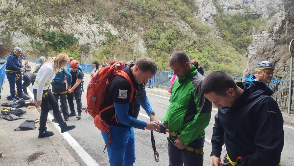 <p>Via ferrata Piva se nalazi u blizini mosta preko rijeke Pive, okružena kanjonom, na izuzetno atraktivnoj lokaciji, a prilagođena je potrebama svih turista, djelimično je pogodna i za djecu</p>