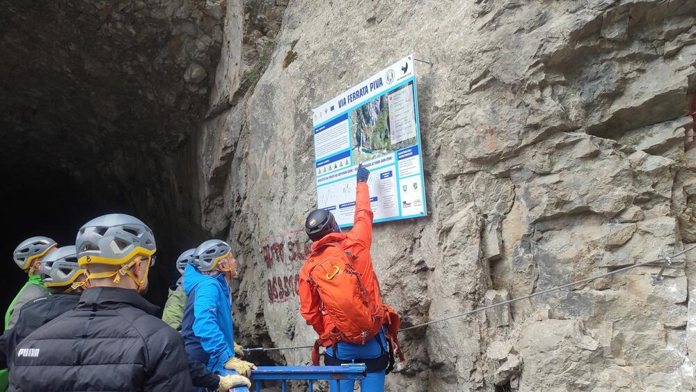 <p>Via ferrata Piva se nalazi u blizini mosta preko rijeke Pive, okružena kanjonom, na izuzetno atraktivnoj lokaciji, a prilagođena je potrebama svih turista, djelimično je pogodna i za djecu</p>