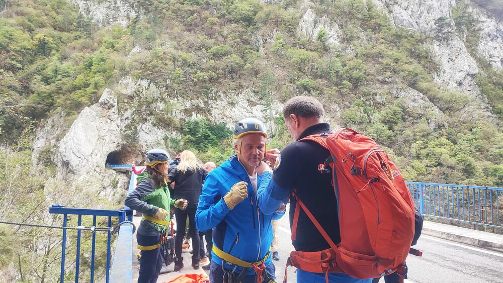 <p>Via ferrata Piva se nalazi u blizini mosta preko rijeke Pive, okružena kanjonom, na izuzetno atraktivnoj lokaciji, a prilagođena je potrebama svih turista, djelimično je pogodna i za djecu</p>