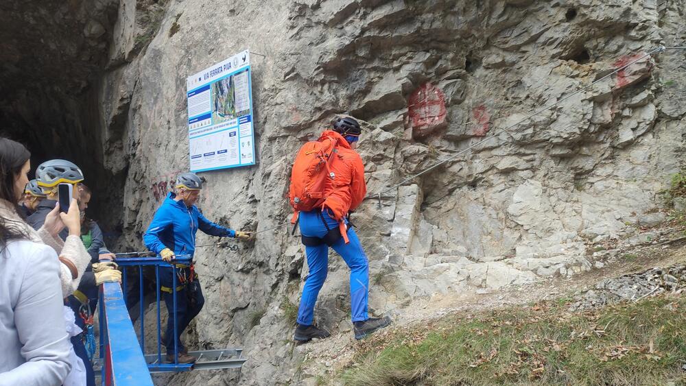 <p>Via ferrata Piva se nalazi u blizini mosta preko rijeke Pive, okružena kanjonom, na izuzetno atraktivnoj lokaciji, a prilagođena je potrebama svih turista, djelimično je pogodna i za djecu</p>