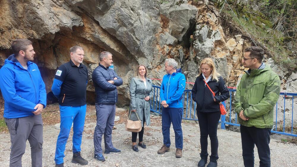 <p>Via ferrata Piva se nalazi u blizini mosta preko rijeke Pive, okružena kanjonom, na izuzetno atraktivnoj lokaciji, a prilagođena je potrebama svih turista, djelimično je pogodna i za djecu</p>