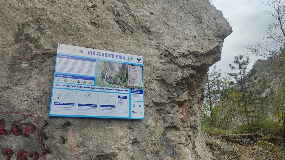 <p>Via ferrata Piva se nalazi u blizini mosta preko rijeke Pive, okružena kanjonom, na izuzetno atraktivnoj lokaciji, a prilagođena je potrebama svih turista, djelimično je pogodna i za djecu</p>