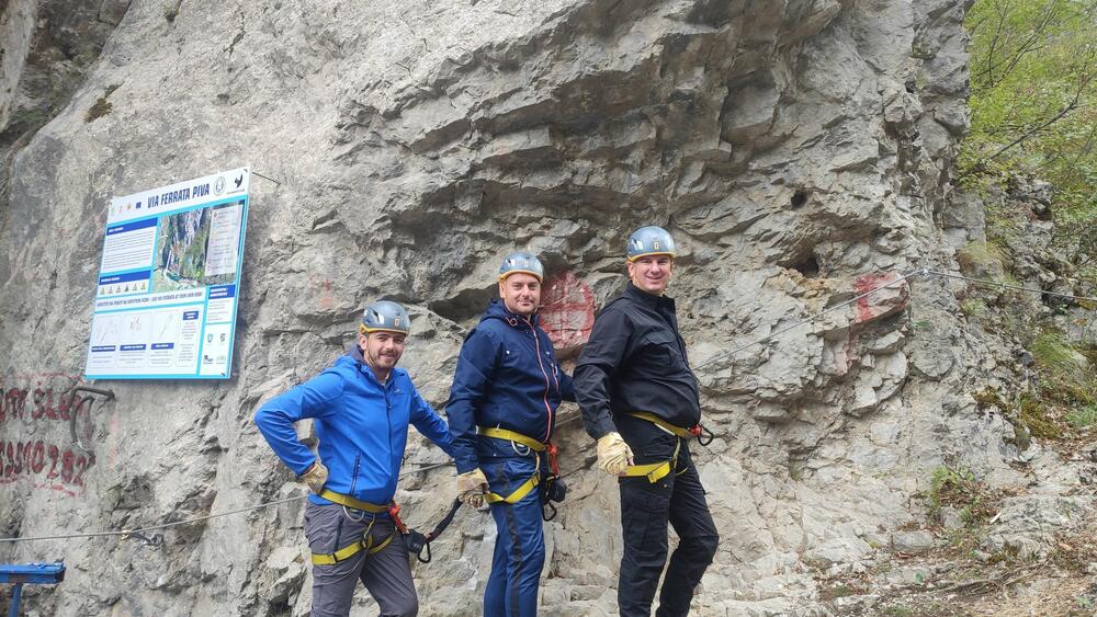 <p>Via ferrata Piva se nalazi u blizini mosta preko rijeke Pive, okružena kanjonom, na izuzetno atraktivnoj lokaciji, a prilagođena je potrebama svih turista, djelimično je pogodna i za djecu</p>